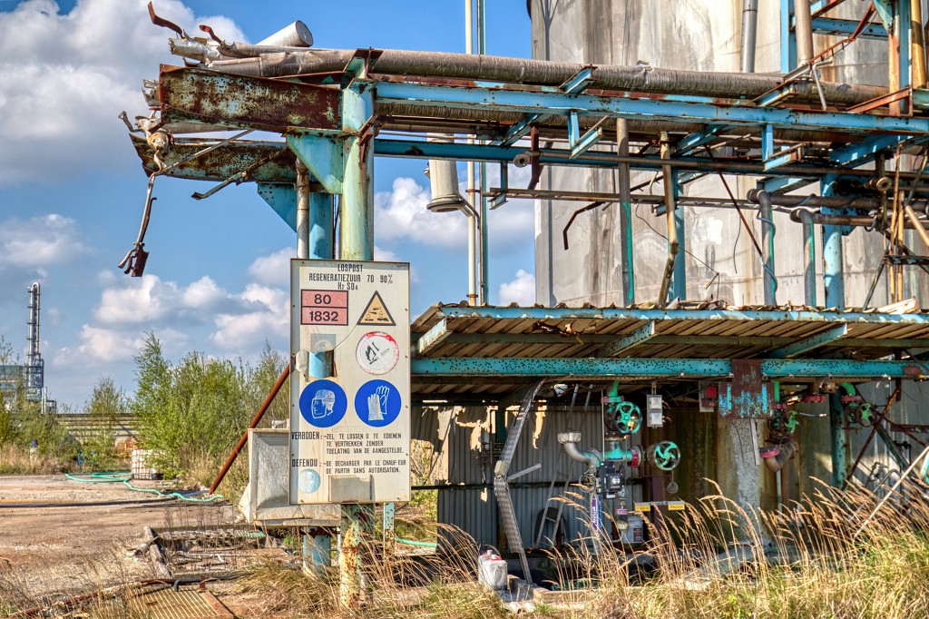 HDR graffiti streetart art kunst factory usine fabriek urbex chemie chemical industry industrie lost abandoned abandonnee decay vervuild pollution vervuiling